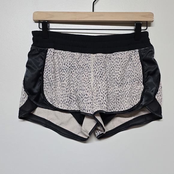 Lululemon‎ Super Squad Short Dottie Dash Grain Black Shorts Size 4 Small Running - Picture 1 of 10